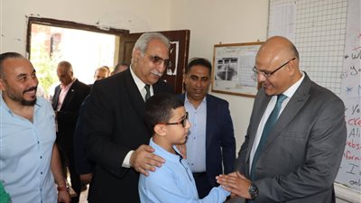 محافظ القليوبية يشارك طلاب المدارس طابور الصباح...صور