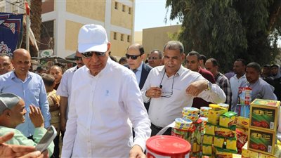 محافظ المنيا يتفقد قافلة لبيع السلع الغذائية الأساسية بأسعار مخفضة بملوي