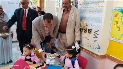 تفاصيل انطلاق العام الدراسي الجديد في دمياط.. وكيل الوزارة يشارك الطلاب فرحة البداية