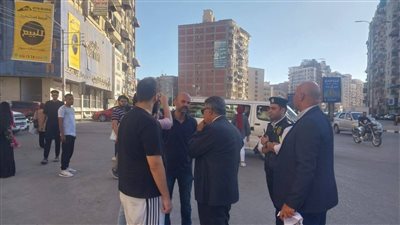 محافظ الدقهلية يلتقي المواطنين بمحطة محمد عبده ويوجه بزيادة باصات النقل الجماعي 
