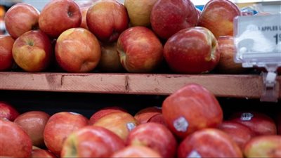 خبراء التغذية: هذه الثمرة تقدم فوائد صحية أكبر من التفاح