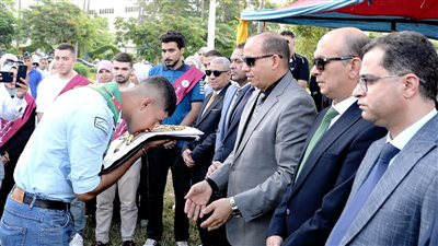 رئيس جامعة المنصورة يشهد تحية العلم بساحة الشعوب