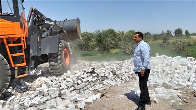 «مدينة البياضية» تشن حملة لإزالة واسترداد أراضي أملاك الدولة بالأقصر (صور)