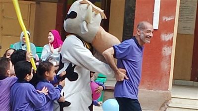  مدير مدرسة: يشارك طلابه الزي والضحكة بـ 