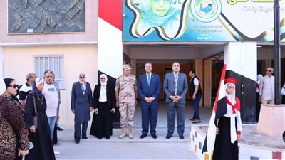 محافظ دمياط يشهد طابور الصباح وتحية العلم بمدرستي الإمام العادل وبنت الشاطىء
