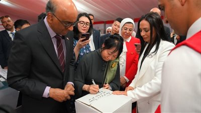 رئيس سنغافورة وقرينته يزوران الهلال الأحمر المصري