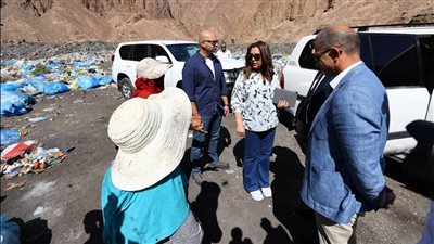 وزيرة التنمية المحلية والبيئة توجه بمنظومة متكاملة لجمع وتدوير المخلفات بمدينة دهب 