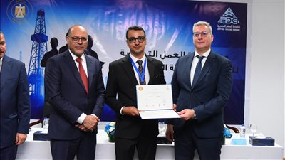 وزيرا البترول والعمل يسلمان شهادات لأوائل خريجى دورات تدريب مجانية بالحفر والخدمات البترولية 