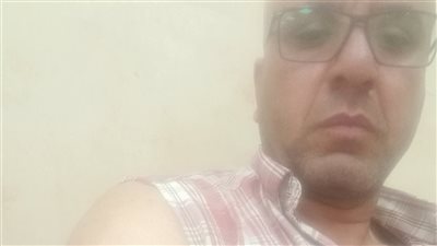 معلم يستغيث بوزير التعليم بعد تعدي طالب وأهله بالضرب وتمزيق ملابسه بمدرسة 