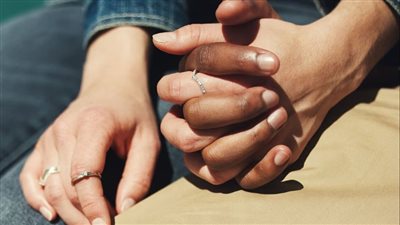 دراسة علمية تؤكد: في العلاقات العاطفية الطيور دائما على أشكالها تقع