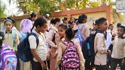 محافظ أسوان يشدد على عدم منع الطلاب والطالبات من دخول مدارسهم