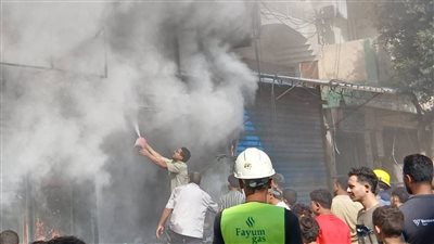 بالصور.. حريق هائل يلتهم محل أحذية بالفيوم 