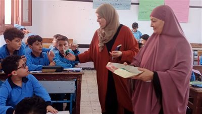 بالشوكولاتة.. مديرة مدرسة الفلال الابتدائية بالزرقا تحتفي بالطلاب في ثالث أيام الدراسة