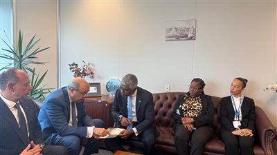 وزير الطيران المدني يبحث مع نظيره الأنجولي سُبل تعزيز التعاون في مجالات الطيران المدنى المختلفة