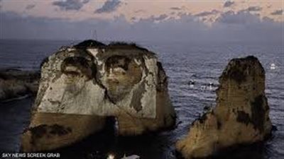 إضاءة صخرة الروشة بصور نصرالله وصفي الدين تثير جدلًا في بيروت.. والنيابة العامة تتحرك