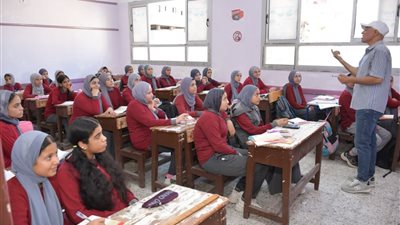 محافظ بورسعيد يحيل مديرة مدرسة للنيابة بسبب خروج طالبات أثناء اليوم الدراسي 