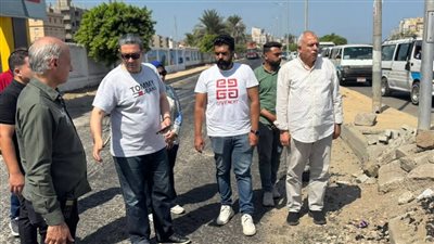 محافظ دمياط يتابع الأعمال الجارية لرصف طريق السنانية 
