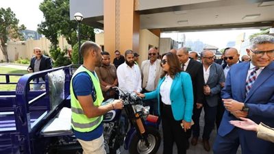 وزيرة التنمية المحلية ومحافظ الجيزة يسلمان 50 «تروسيكل» لدعم منظومة النظافة بالمحافظة