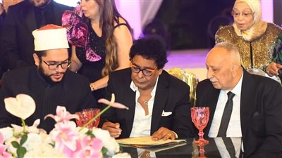 محمد منير يشهد على عقد قران ابنة شقيقته.. صور
