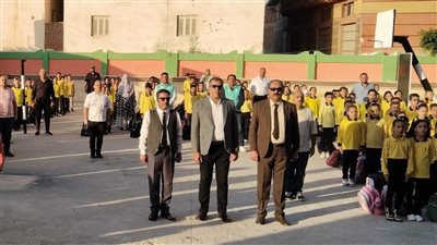 مدير تعليم دمياط يشارك الطلاب طابور الصباح ويطمئن على تسليم الكتب المدرسية