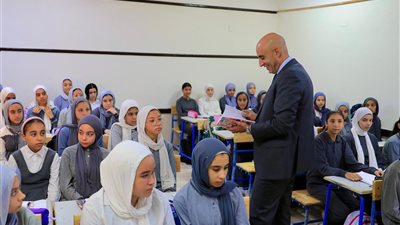 وزير التعليم يجري جولة تفقدية مفاجئة لمدارس الغربية لمتابعة سير الدراسة