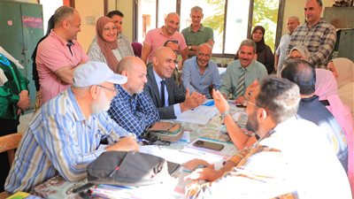 وزير التعليم يحاور عدد من المعلمين خلال جولة تفقدية بمدارس الغربية