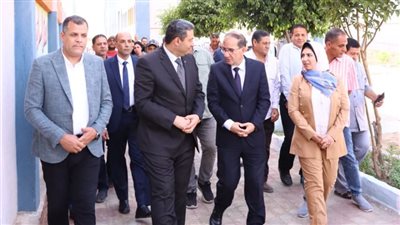 محافظ دمياط يشهد توزيع شنط مدرسية على طلاب «أبو عياد»