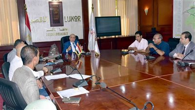 «محافظ الأقصر» يستعرض شكاوى ومطالب أصحاب الهمم في المحافظة (صور)