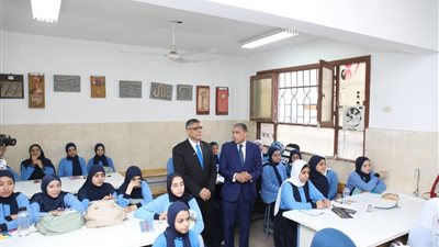 محافظ الجيزة ومدير التعليم يتفقدان مدارس 