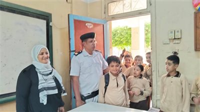 ضابط شرطة يصطحب ابن شهيد إلى مدرسته في نجع حمادي تخليدًا لبطولات الأبطال