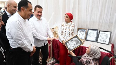 رئيس الوزراء يتفقد معرض صناعات الحرف اليدوية والتراثية بقرية شمّا بأشمون