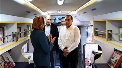  رئيس الوزراء يتفقد وحدة المكتبة المتنقلة بقرية شمّا بمركز أشمون المنوفية 