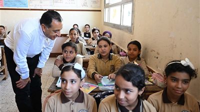  رئيس الوزراء يحاور الطلاب للوقوف على استيعابهم للمناهج الجديدة