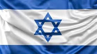 جنود إسرائيليون يدربون مجندة على استخدام قنابل الغاز في كوبر