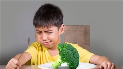 كيف يدمن الأطفال الحلويات الوجبات السريعة؟