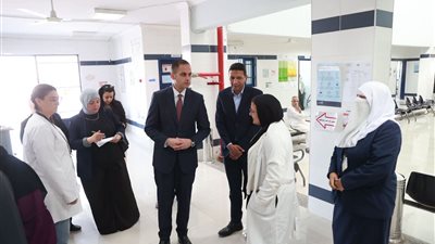 توجيهات بمكافأة للمتميزين.. تفاصيل جولة نائب وزير الصحة بمركز صحة أسرة غرب الجامعات 
