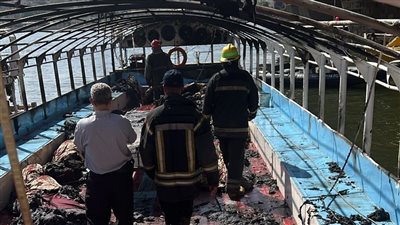 حريق يلتهم مركب نيلي أسفل كوبرى عباس بالمنيل (صور)