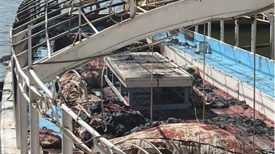 السيطرة على حريق مركب نيلي أسفل كوبري عباس بمصر القديمة 