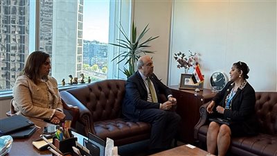 وزير الطيران المدني يلتقي مسؤولة برامج دعم الدول بالإيكاو لبحث دعم مصر