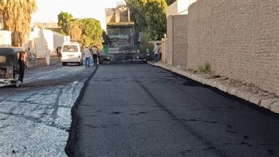 تنفيذ أعمال رصف وتمهيد الطرقات بمركز أرمنت غرب الأقصر