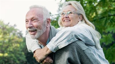 ما سر طول عمر النساء مقارنة بالرجال؟