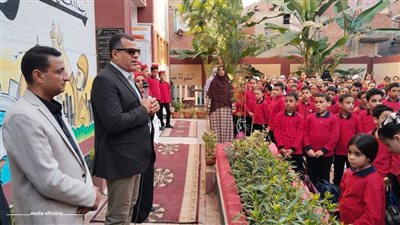 وكيل تعليم دمياط يشارك الطلاب طابور الصباح ويطمئن على انتظام الدراسة واستلام الكتب