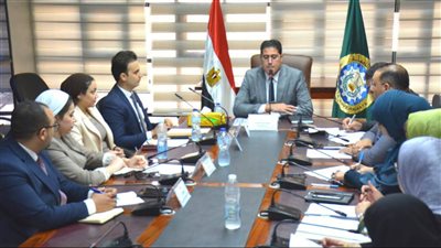 نائب محافظ الدقهلية يعقد اجتماعا لمناقشة واستعراض آليات دعم الصناعات الموجودة بالقرى