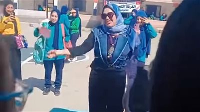 مديرة مدرسة تشارك طالباتها اللعب وتبث روح البهجة