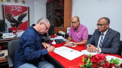 قائمة الخطيب تتقدم بأوراق ترشحها في انتخابات النادي الأهلي