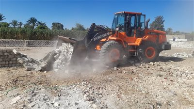 «مجلس الطود» يشن حملة لإزالة واسترداد أراضي أملاك الدولة بالأقصر (صور)