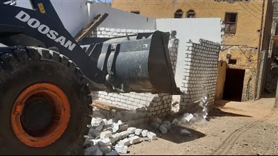 بالصور.. إزالة 4 حالات بناء مخالف دون ترخيص في الأقصر