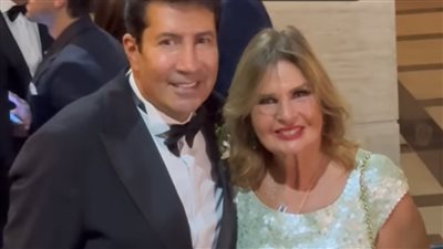 بالأحضان.. يسرا تهنئ هاني رمزي على حفل زفاف نجله (صور)