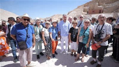 وزير السياحة والآثار يتفقد منطقة وادي الملوك بالأقصر ويلتقي بعدد من المجموعات السياحية 