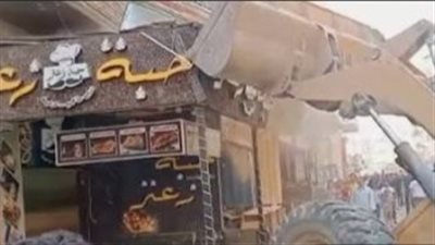 جهود مكثفة لضبط سائق لودر حطم واجهة 3 محال تجارية بقنا